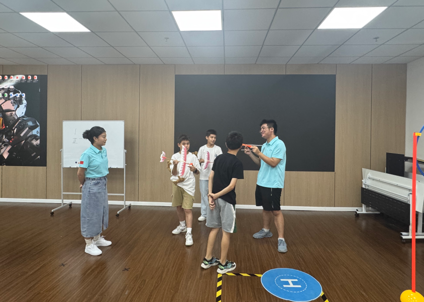 开启未来的新视角：青少年无人机培训的多彩舞台