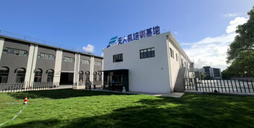 探索未来空中科学：为什么“无人机基地”正成为青少年的新课堂