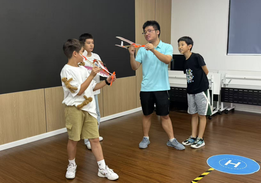飞跃未来：青少年的无人机培训正